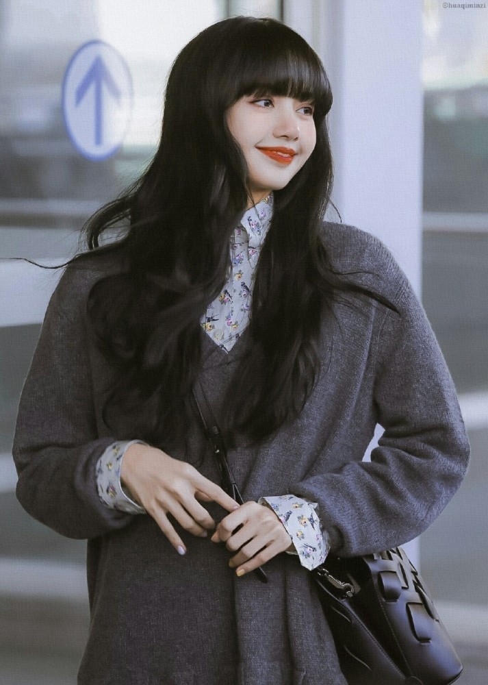 lisa学院风现身时装周穿老气毛绒外套依然甜美可人