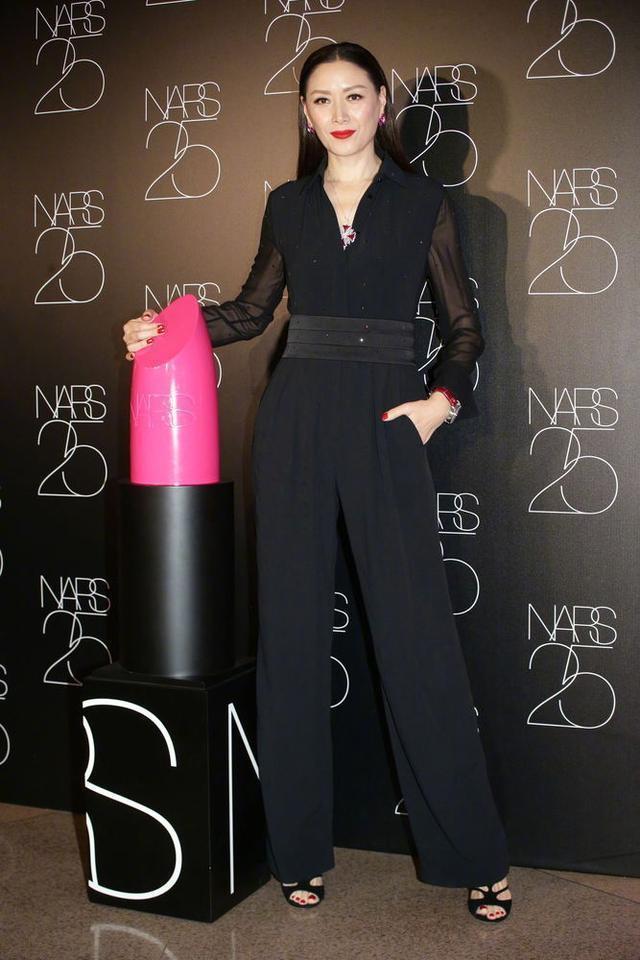 任达华妻子琦琦美得好真实52岁素颜皱纹好突出15岁女儿才惊艳