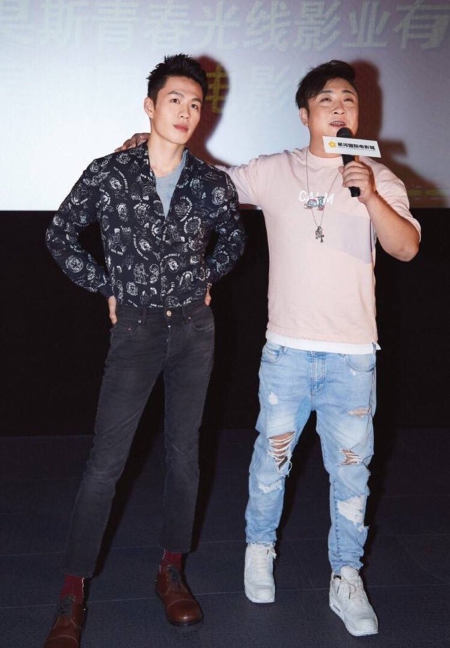 李鸿其穿搭有点花出境凹造型忒绅士风网友就是有点老成