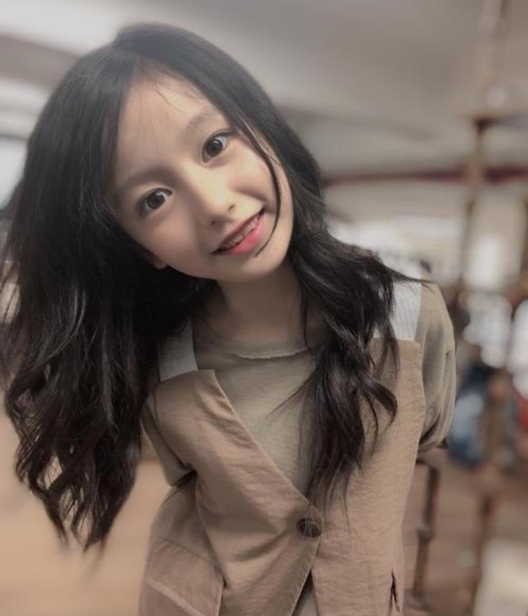 裴佳欣被贊最美童模,9歲穿出19歲的感覺,及膝襪時尚又可愛!