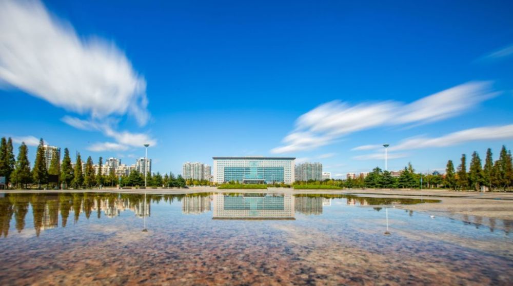 可容纳4至5万人聚会,中心以主题雕塑"开拓"作为莱西市的象征,两侧种植