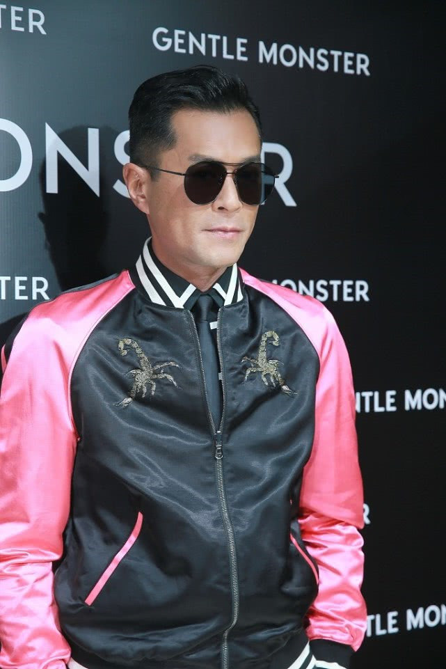 古天乐把墨镜戴上,穿粉色袖子棒球服,下搭小脚裤可帅了!