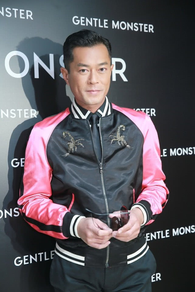 古天乐把墨镜戴上,穿粉色袖子棒球服,下搭小脚裤可帅了!