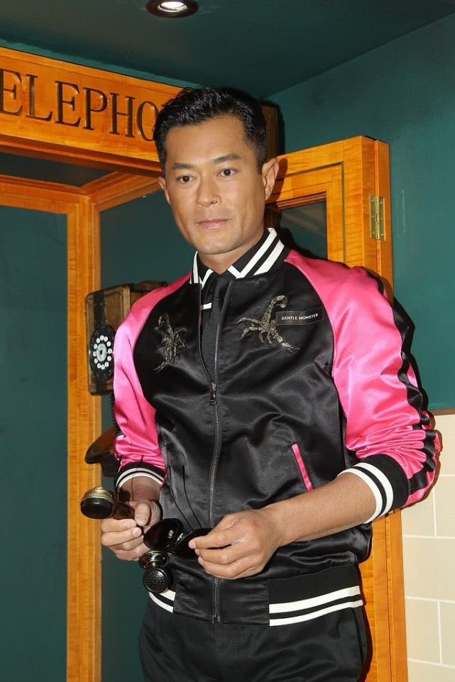 古天乐把墨镜戴上,穿粉色袖子棒球服,下搭小脚裤可帅了!