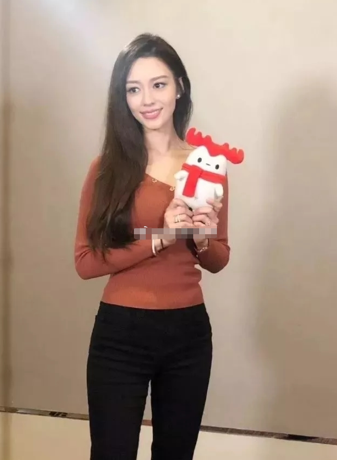 有种婚后叫吉娜爱丽丝穿凹凸装显紧致身材郎朗有福了