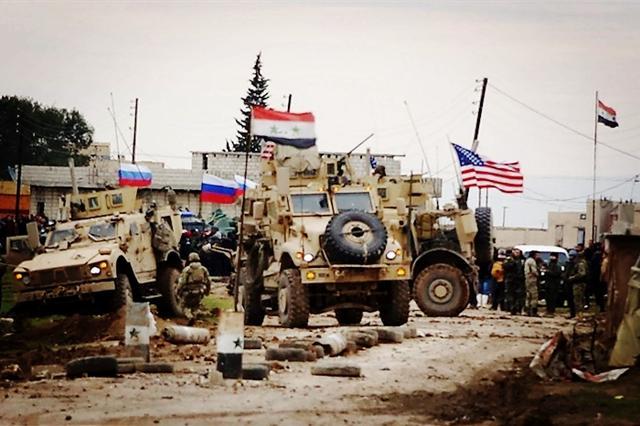 再次发生冲突美俄装甲车叙利亚上演斗气别车差一点撞到路人