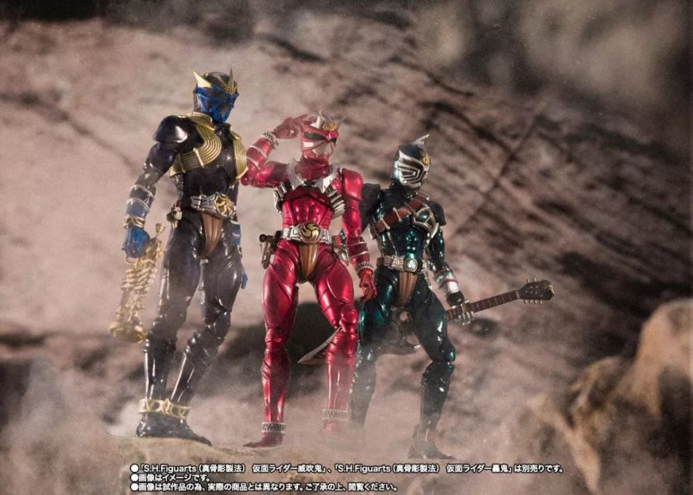 左右各5种,音击棒烈火(手持用),音击棒烈火(挂腰用),变身音叉(手持用)