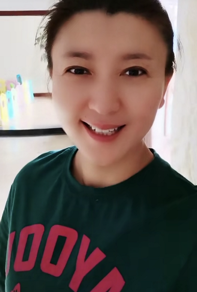 素颜出镜的闫学晶,精气神十足,状态极佳.