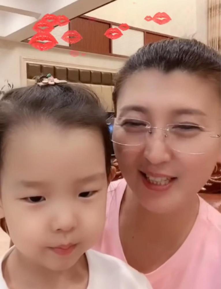 闫学晶直播连线于文华,热络聊天对方却对她爱答不理?