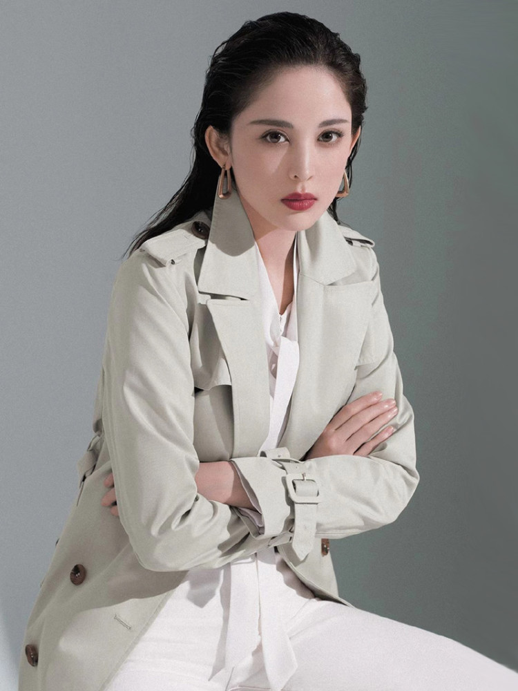 古力娜扎品牌代言画报红唇背发造型又酷又飒着实是太漂亮太好看了