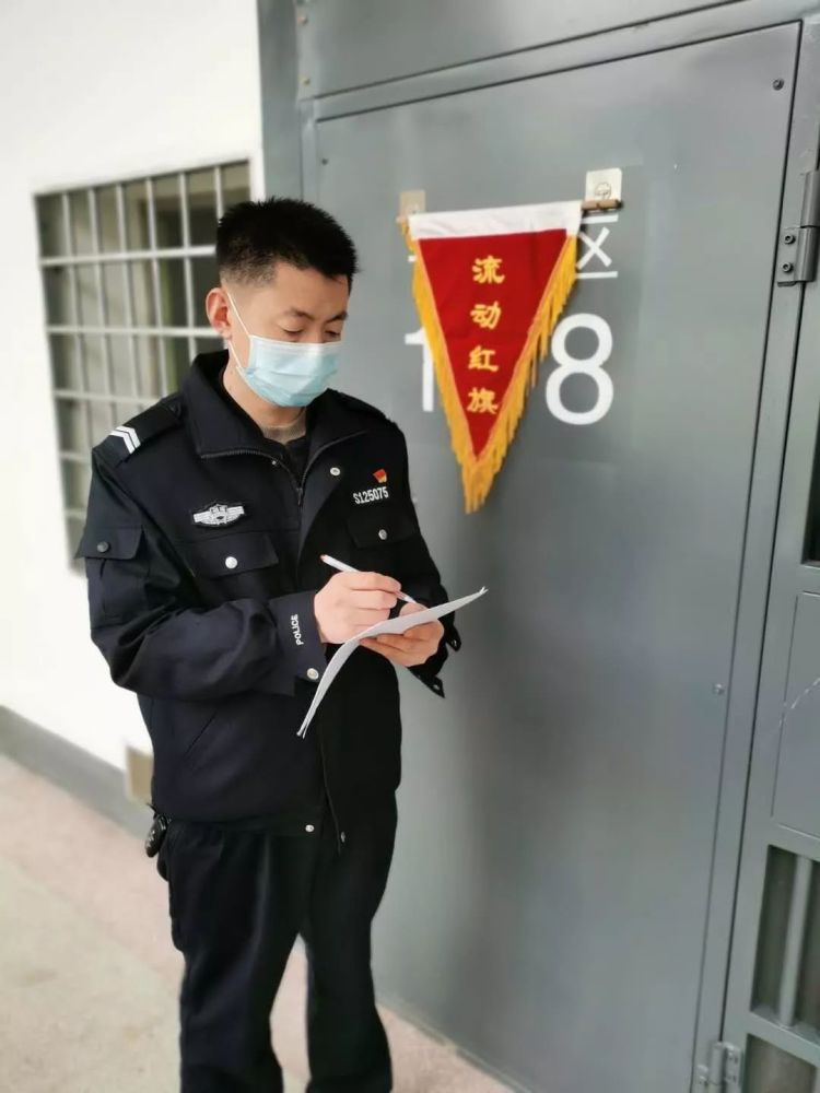 侯信先在监区巡查