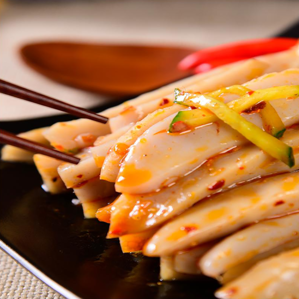 将切好的碗团盛入盘中,放入黄瓜丝,香菜,淋上酱油,醋,辣椒油,芝麻碎