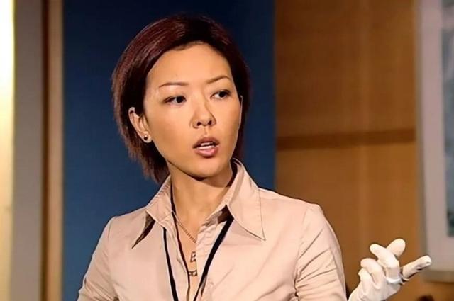 李施嬅则没有《金宵大厦》里的灵气和惊艳,泯然众人,存在感薄弱.