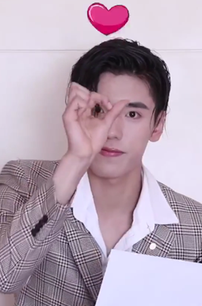 明星"花式比心"哪家强?章若楠可爱,王一博高冷,刘宪华太硬核