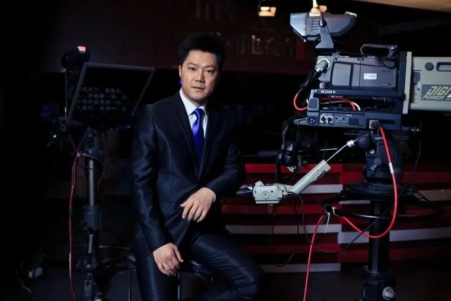 杭州电视台综合频道主持人陶安,将这首女大学生周蔚琳写的原创诗歌