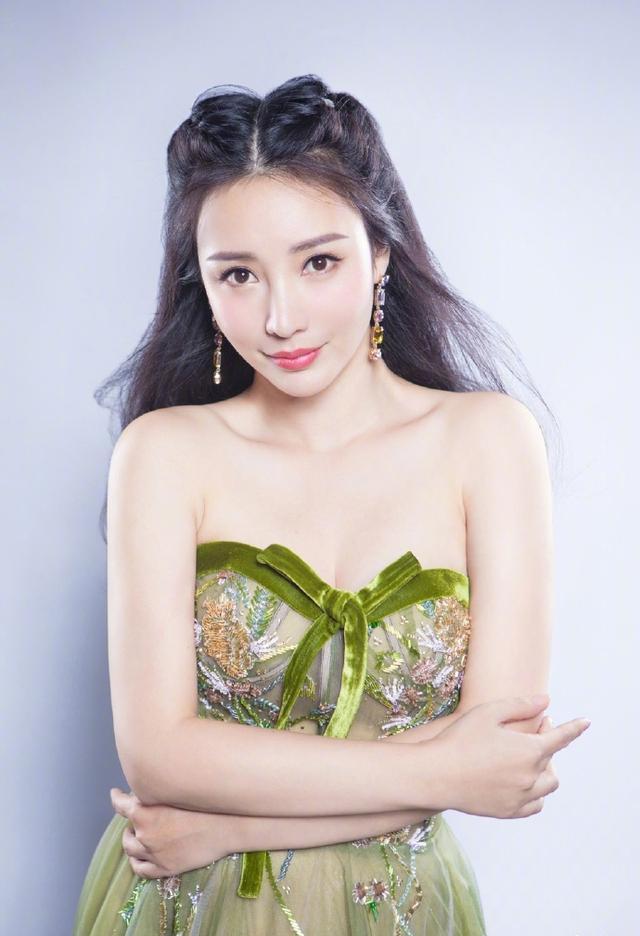 柳岩身材太有料身穿绿色薄纱抹胸裙性感大气凹凸感超强