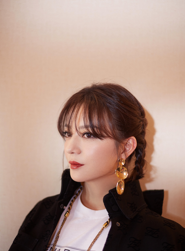 赵薇戴金属耳饰精致摩登,双麻花辫加弯月刘海尽显甜美青春气质