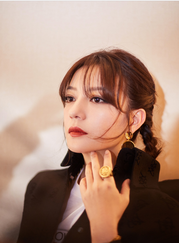 赵薇戴金属耳饰精致摩登,双麻花辫加弯月刘海尽显甜美青春气质