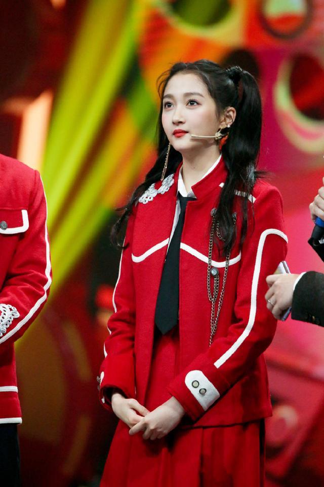 关晓彤综艺秀穿红色制服秀大长腿扎双马尾又萌又甜