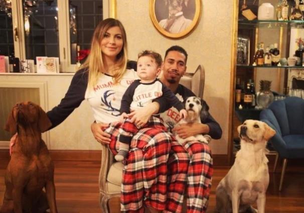 斯莫林和妻子都是爱狗人士,而在他们的家中养了三只狗,而除了已经丧生