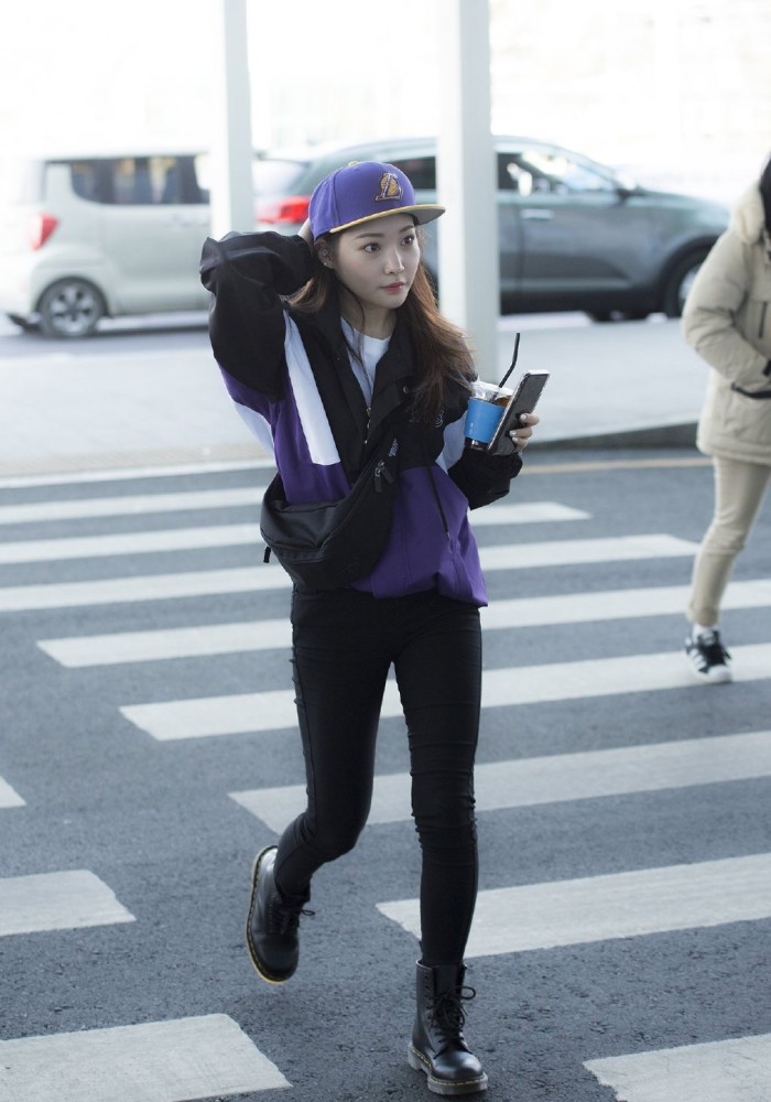 金请夏现身机场,穿黑色短外套配破洞牛仔裤,戴墨镜