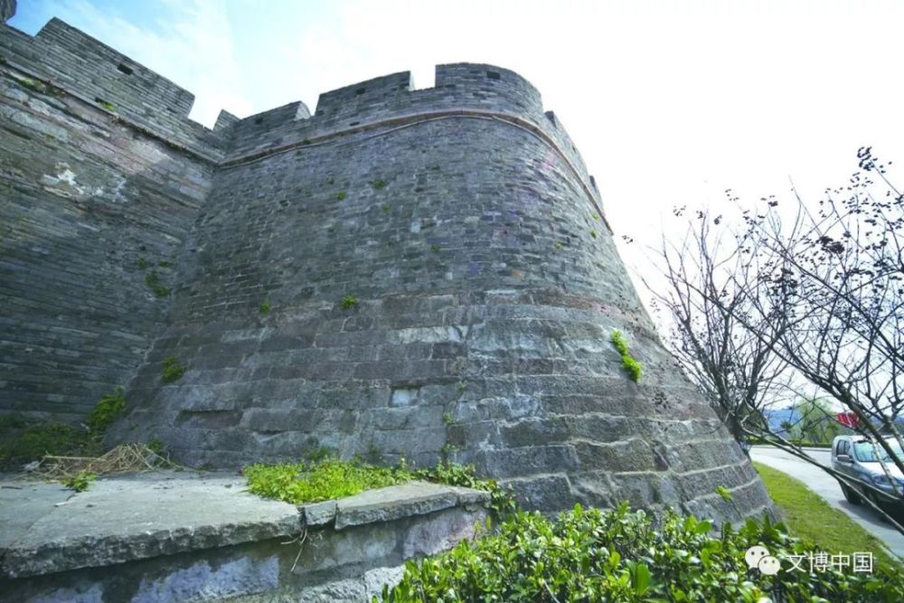 台州府城墙沿江侧的马面现状(北向南拍摄)城墙流线型的墙体设计顺应