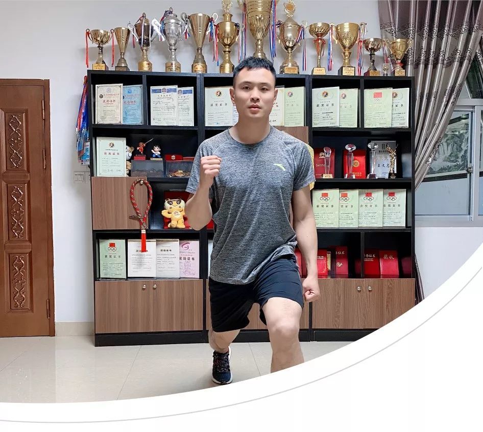 来看看他有多"硬核"王~文~忠人称"闽南王"的第八届世界杯武术散打冠军