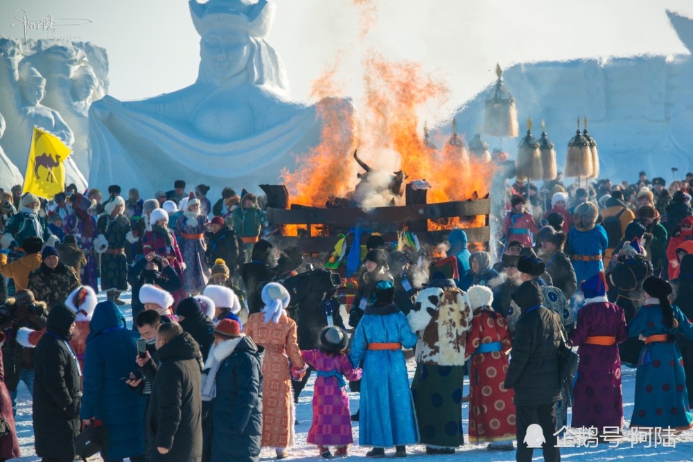 祭火是蒙古民族最古老的祭祀活动之一,场面很壮观