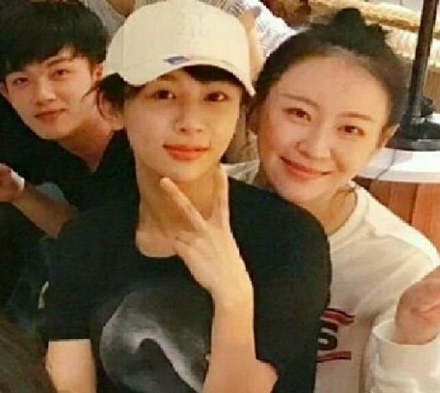 杨紫|杨紫挑战一口吃10片薯片，真吃还是假吃一目了然，嘱咐大家不能截图