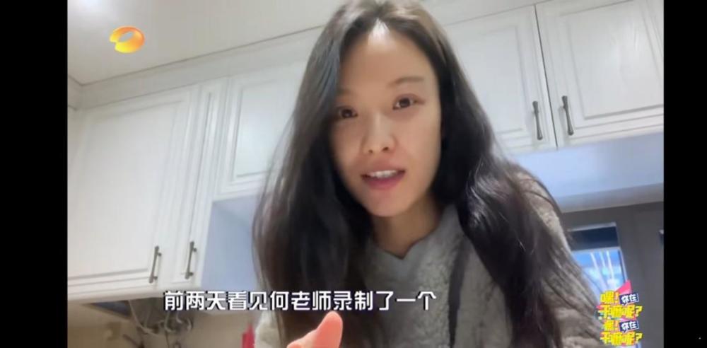 倪妮素颜出镜 穿灰色上衣却被 婴儿肌 抢镜 微微一笑甜炸天 腾讯新闻