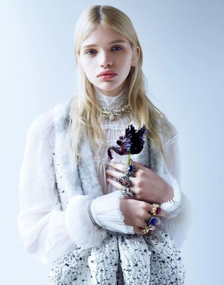 模特:stella lucia ,摄影:camilla akrans