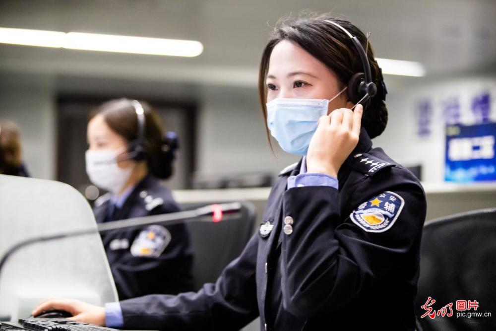 坚守就是担当 疫情之下的110接警员