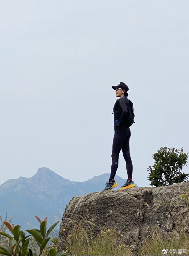 刘嘉玲携好友爬山,紧身运动衣秀玲珑身材,全素颜不惧怼脸拍