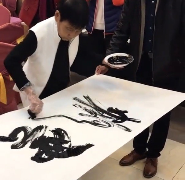 大师悬空练书法:不用毛笔用棉絮沾墨代替,可惜了一张好宣纸