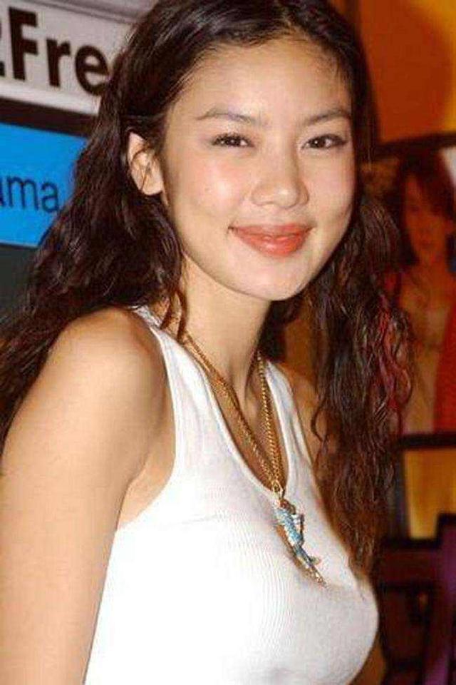 乐基儿身穿吊带裙薄纱花边设计可爱俏皮