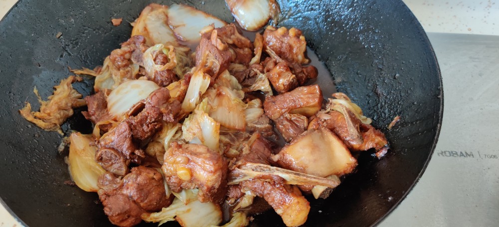 虽然白菜快要装不下了,但是不用担心,白菜炖一会就会变软,所以盖上