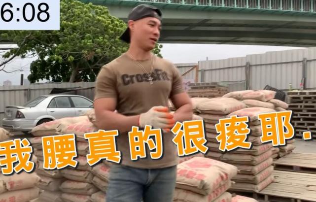 三位肌肉男挑战水泥搬运工,15分钟完成100包,最终谁会获胜?