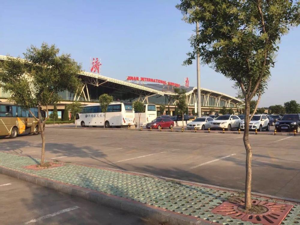山东很繁忙的一座国际机场,是中国重要的入境门户和干线机场之一