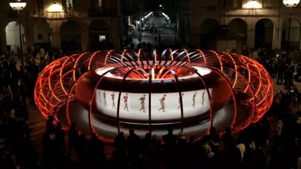 想起了当代电影的雏形——西洋镜(zoetrope),也就是我们常说的走马灯