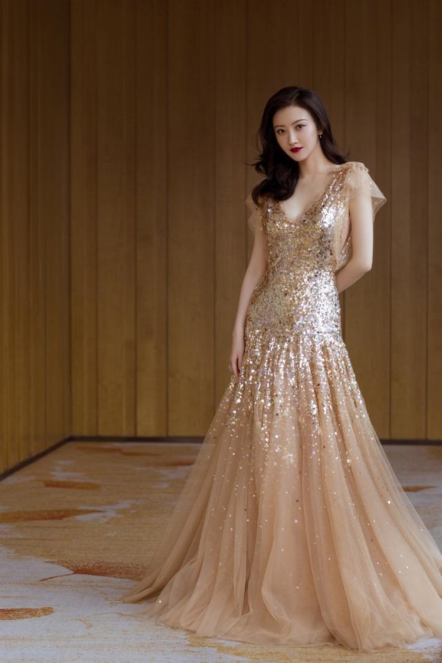 穿深v礼服酥胸半露,不愧是人间富贵花