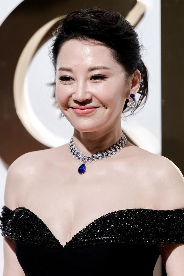 许晴穿露肩长裙秀性感身材梨涡醉人但脖子的纹路却暴露了年纪