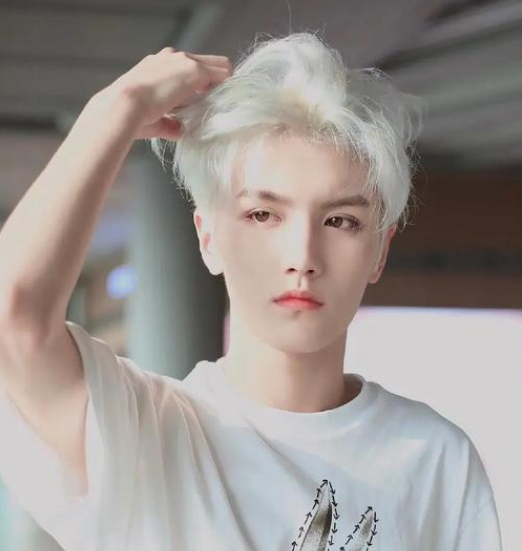 有种"魅力"叫染白发,金泰亨俊美,王一博精致,看到肖战:太炫酷_腾讯