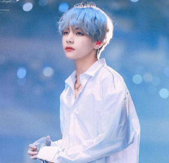 有种"魅力"叫染白发,金泰亨俊美,王一博精致,看到肖战:太炫酷