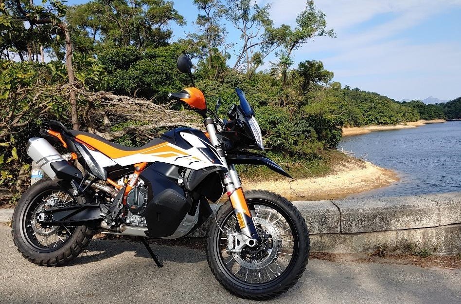 中量级拉力摩托之王 ktm 790 adv r外媒测评_腾讯新闻
