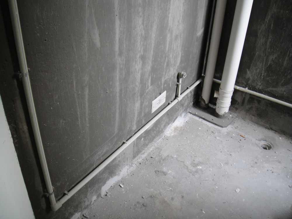 搞了半天,朋友家师傅做防水前先用水泥包住排水管底部只是为了方便