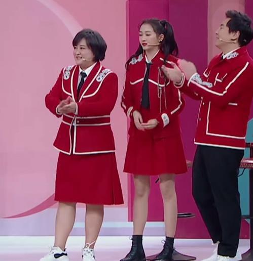 当贾玲和关晓彤同框时,两人腿型对比太真实,关晓彤长腿很抢镜