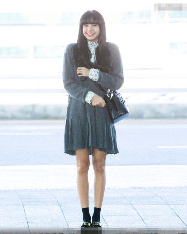 lisa现身机场又换新造型学院风连衣裙秀美腿黑长卷发太清纯