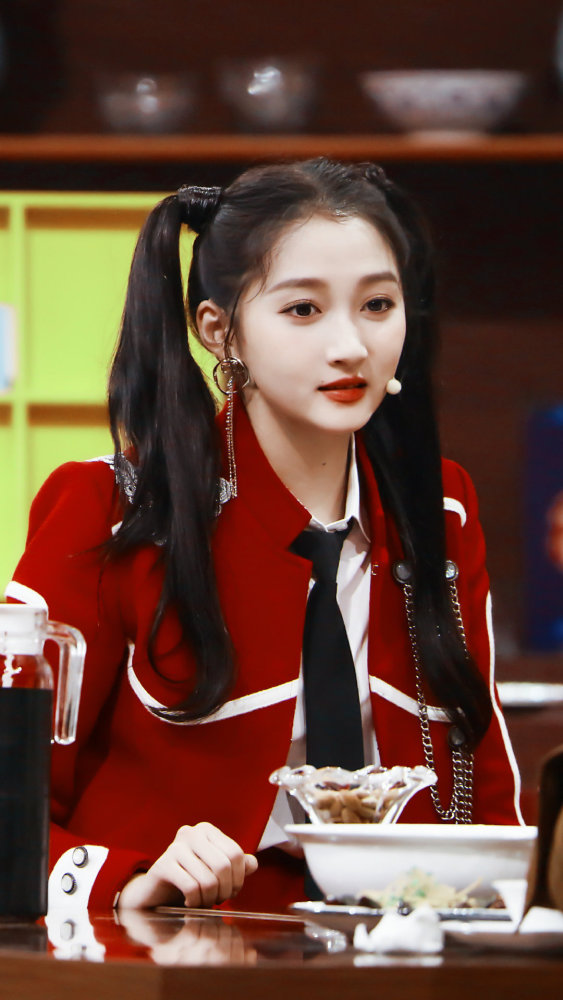 关晓彤高扎双马尾搭配学院风套装,出席节目录制,满屏的青春感