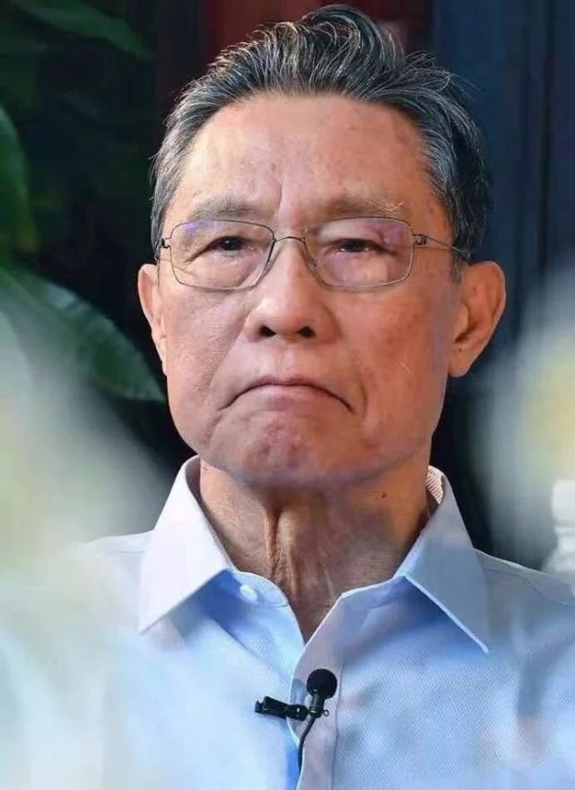 那一刻,钟南山摘下口罩,笑了!网友却哭了