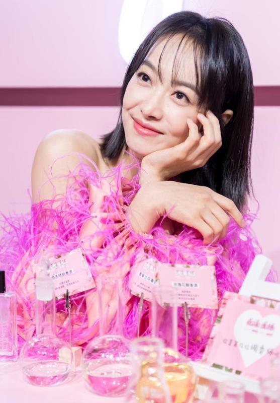 宋茜女神范十足一字肩紫色上衣配白色西裤秒变成初恋女友